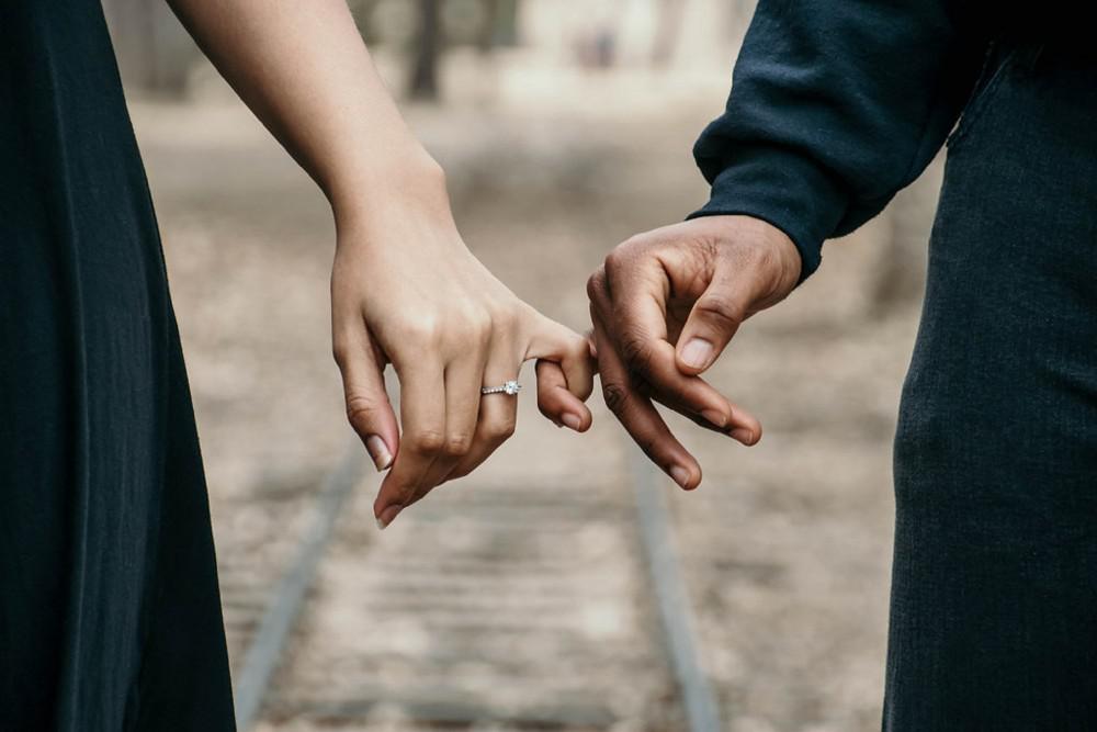 What-are-the-Signs-You-Should-See-a-Couples-Therapist